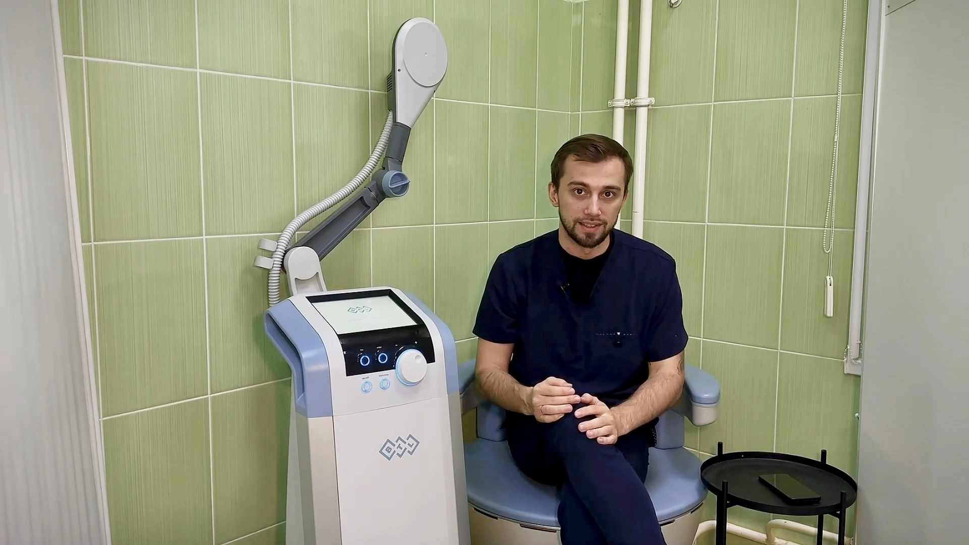 Врач-уролог Ковалев Г.В. с аппаратом Emsella